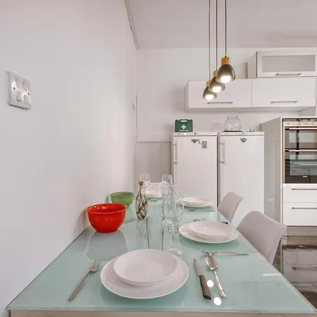 Comfortable 3br With Balcony, Ac & Wifi By 360 Estates סליאמה