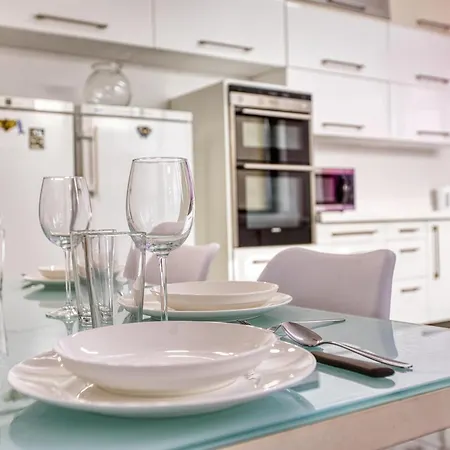 Comfortable 3br With Balcony, Ac & Wifi By 360 Estates Apartman