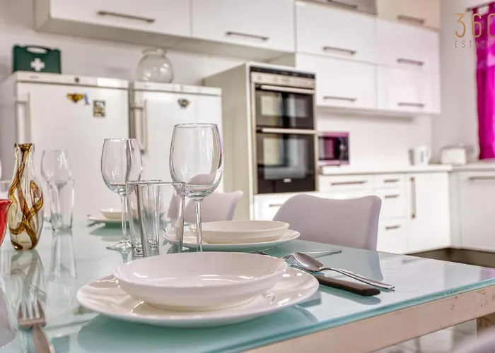 Comfortable 3br With Balcony, Ac & Wifi By 360 Estates Apartament